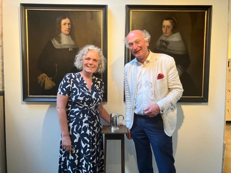 Hugo ter Avest (OKS) en Manon Borst (Museum Martena)
